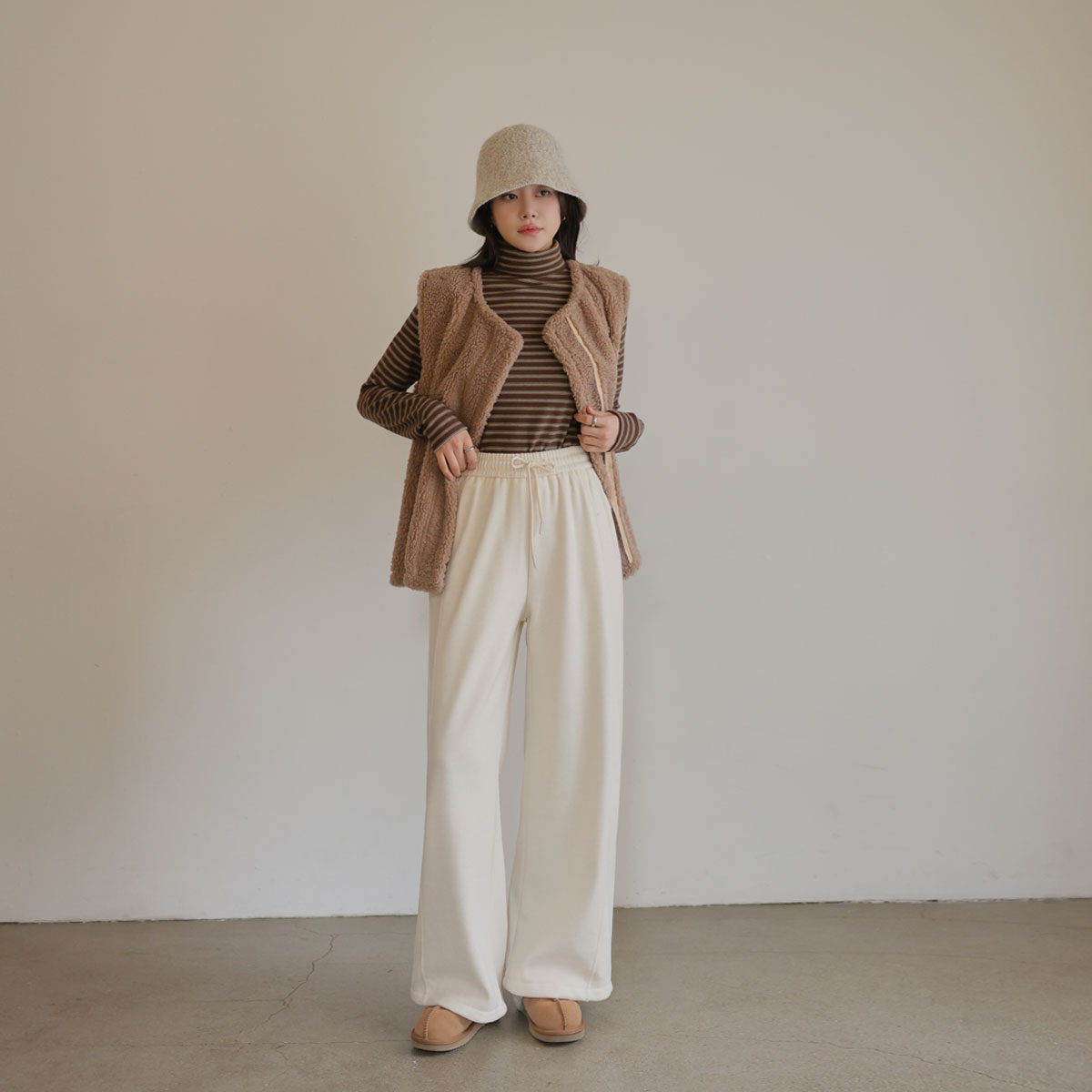 <b>[Limited Quantity SALE]</b> Diagonal Cut Banding Raised Fleece Pants