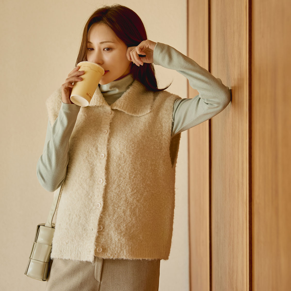 Collar button buckle vest