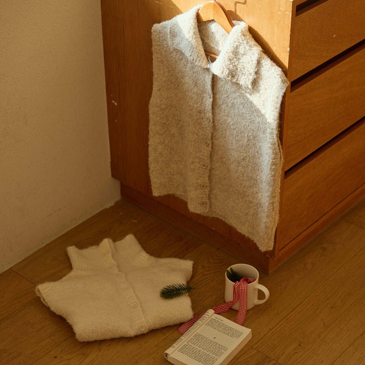 Collar button buckle vest