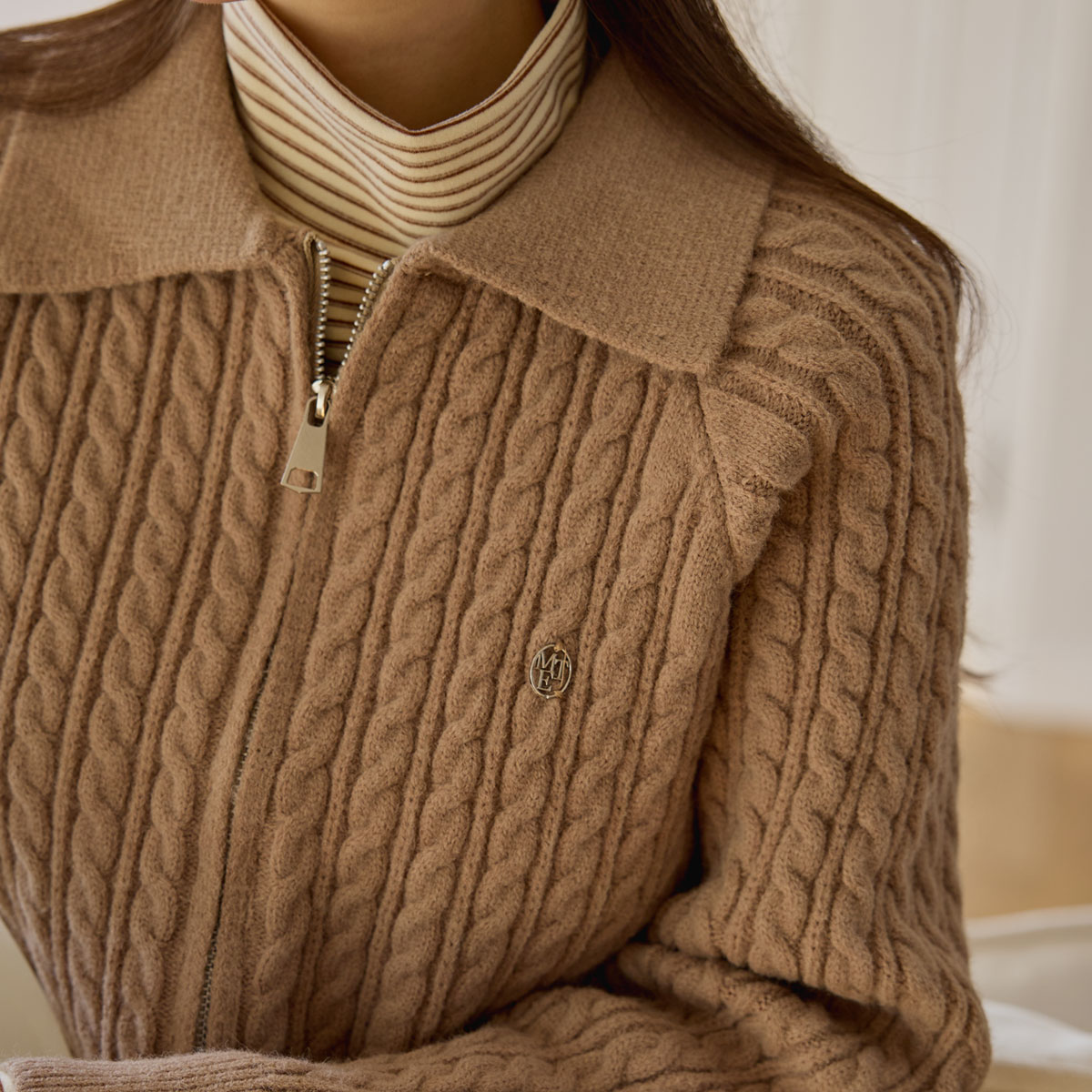 pendant Kara twisted zip-up knit