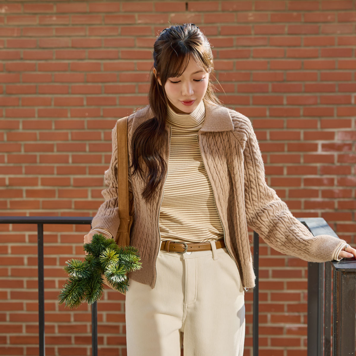 pendant Kara twisted zip-up knit