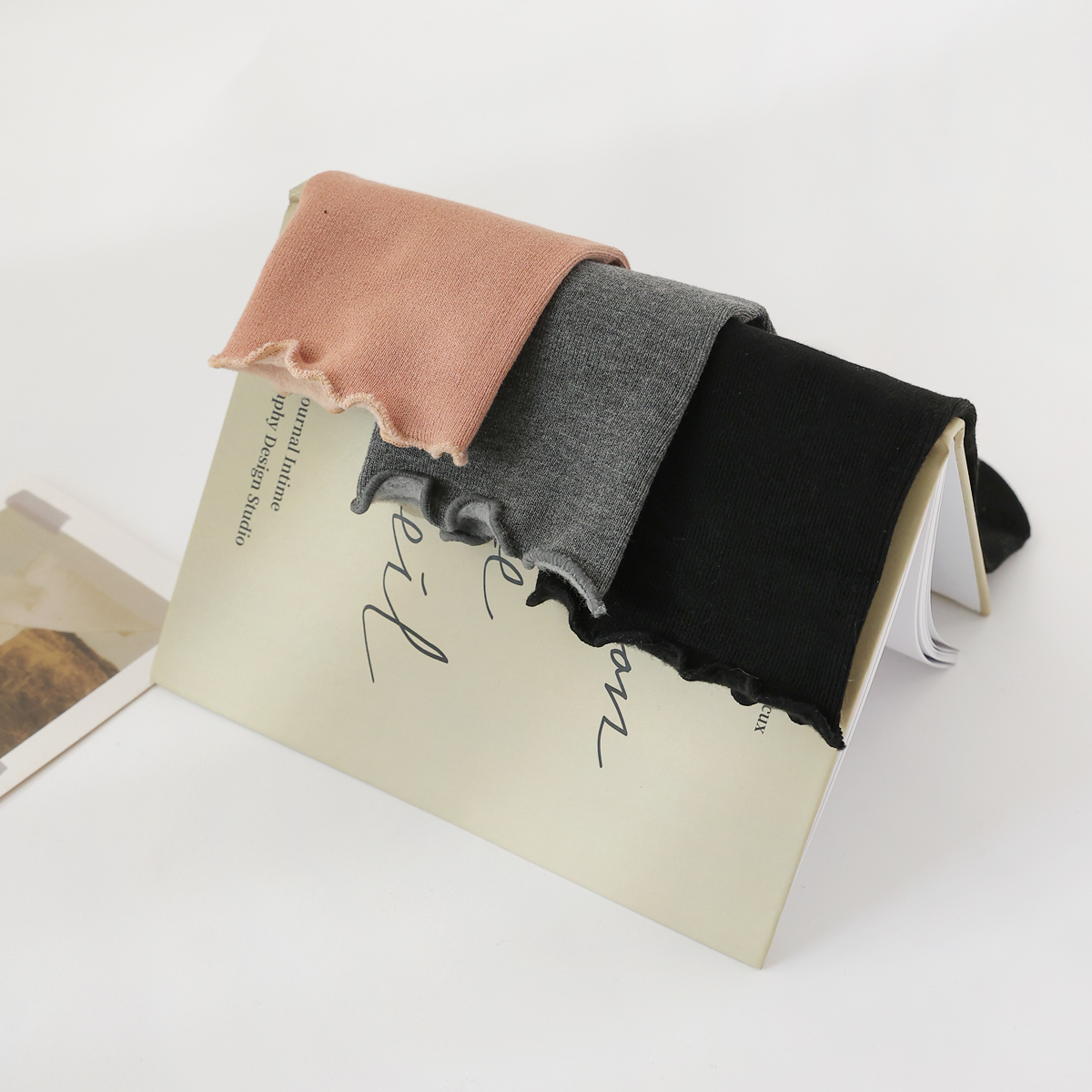 <b>[Limited-time discount]</b> Frill-collared, compression-free socks set of 3