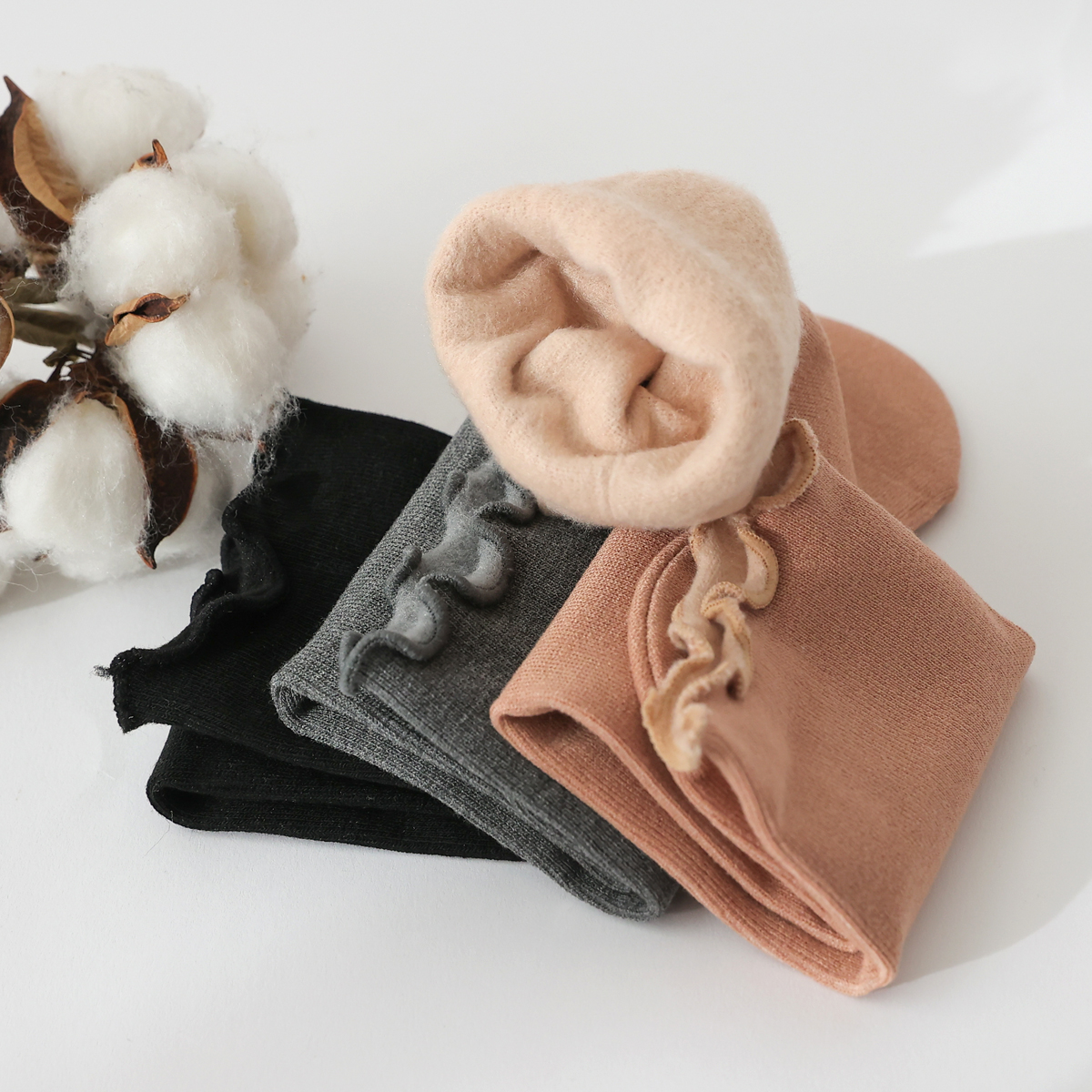 <b>[Limited-time discount]</b> Frill-collared, compression-free socks set of 3