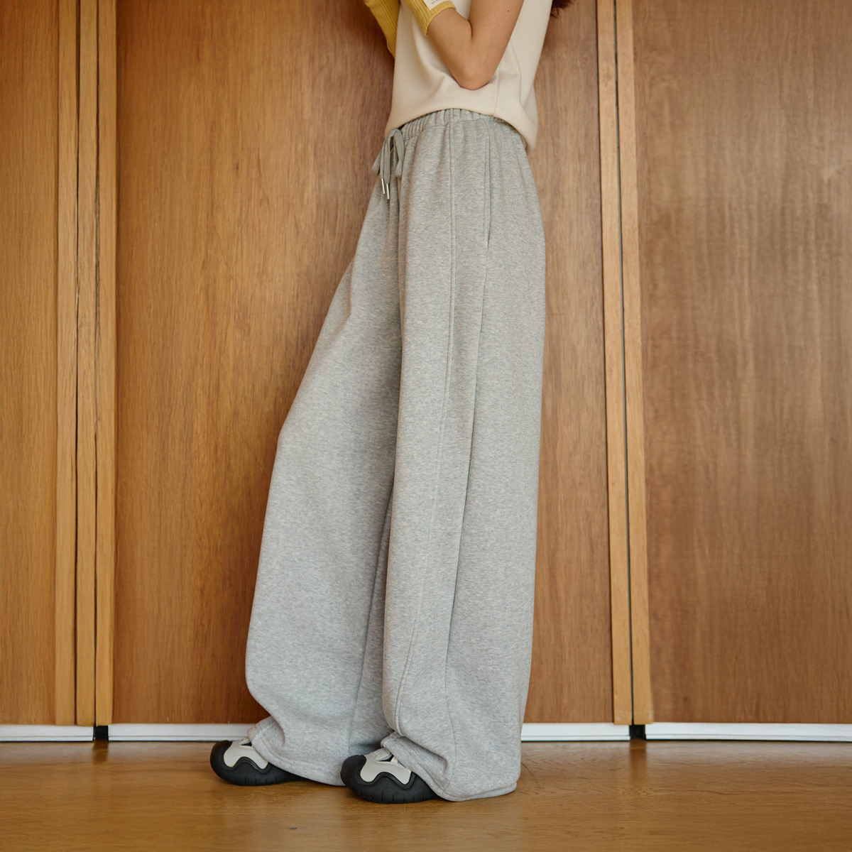 Curved wide-leg training pants