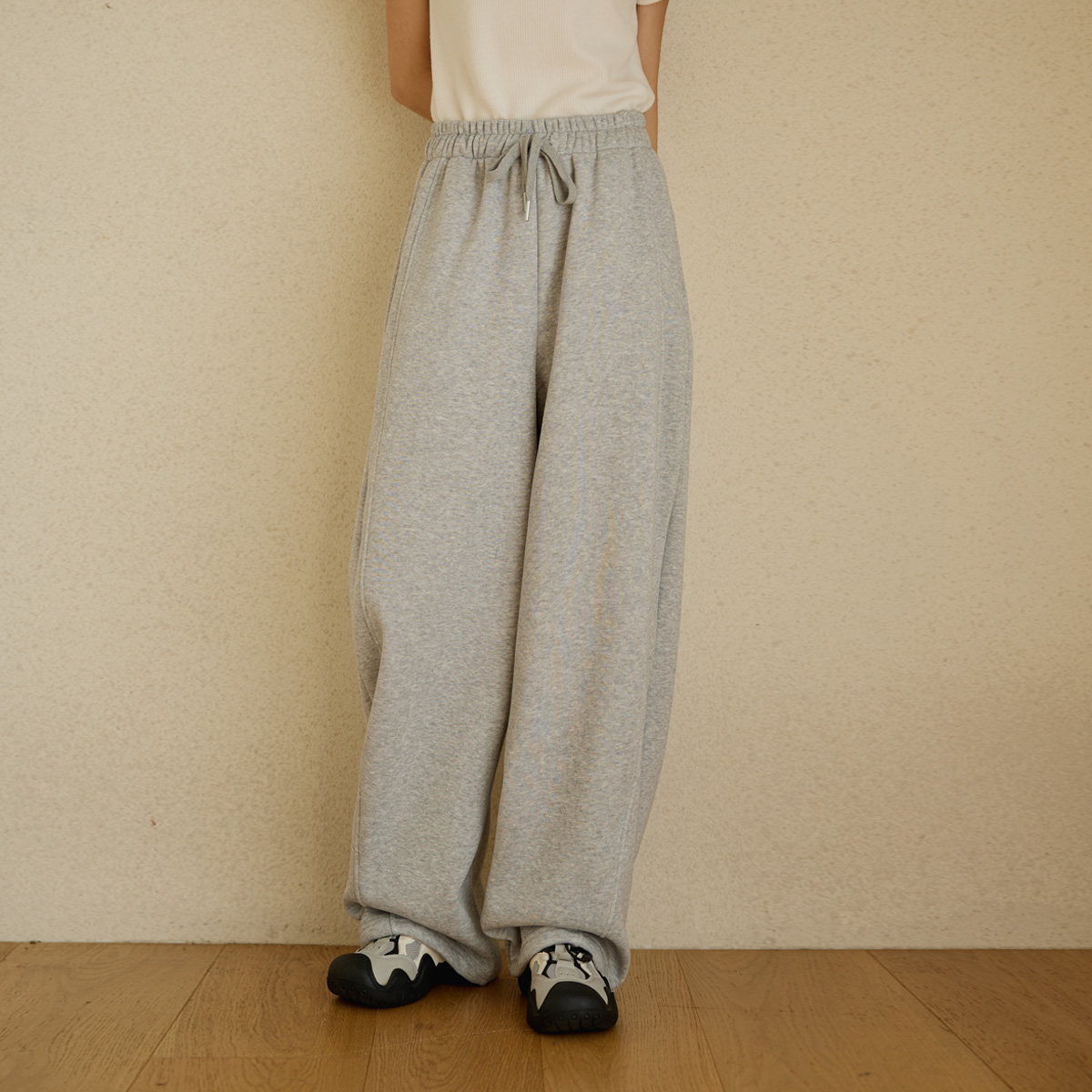 Curved wide-leg training pants