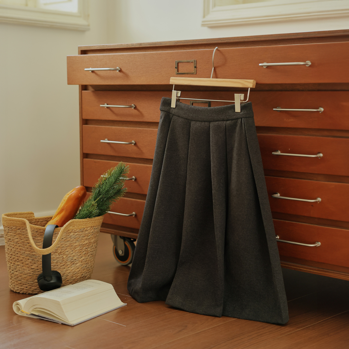 Back banding napping midi pleated skirt