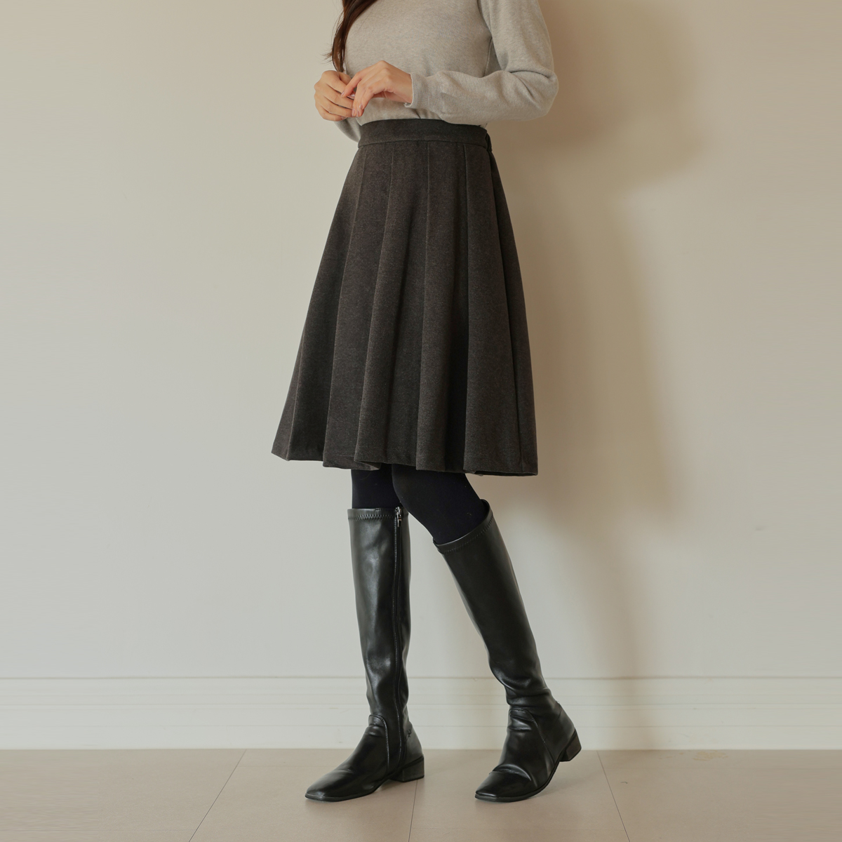 Back banding napping midi pleated skirt