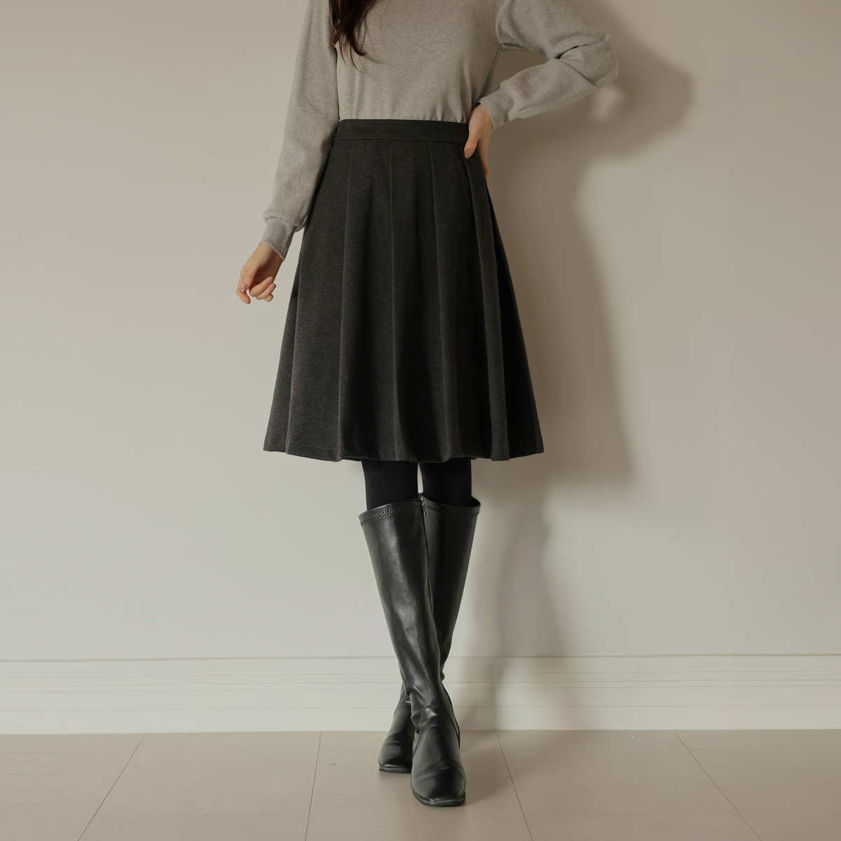 Back banding napping midi pleated skirt