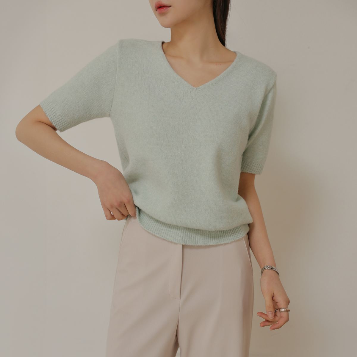 Soft Fine Short-sleeve V-neck knit