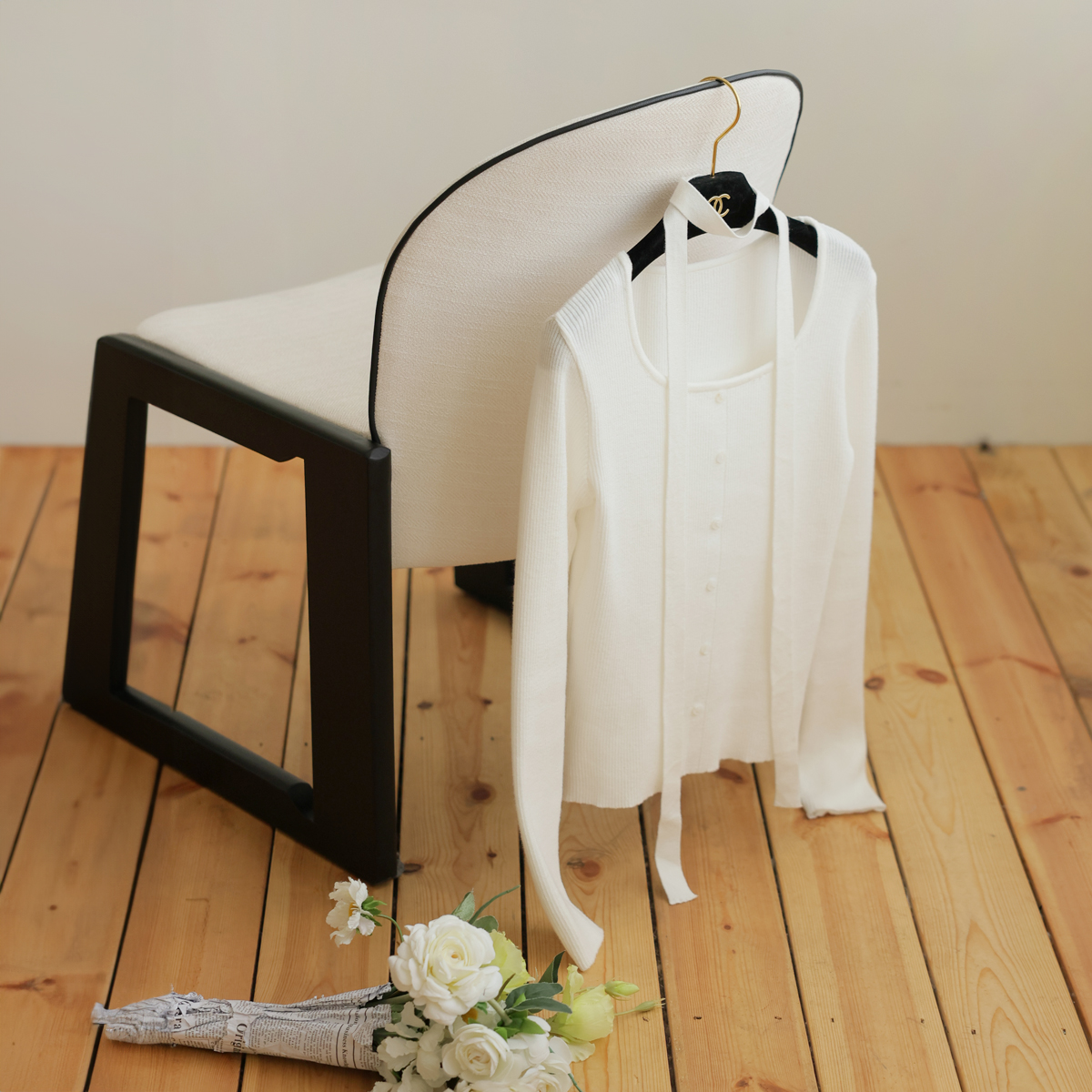 Moist Golji Button Tiny Knit