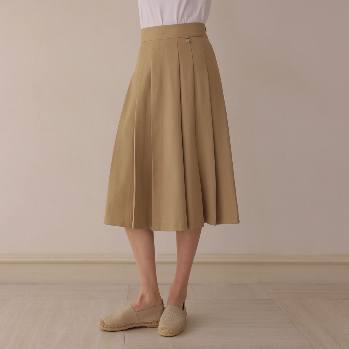 <b>[Limited Quantity SALE]</b> [Emblem] Heart Buckle Pleated Skirt