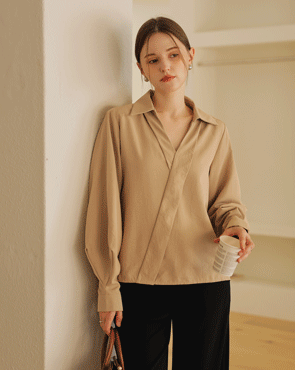 <b>[Limited Quantity SALE]</b> Pintuck v Collar Blouse