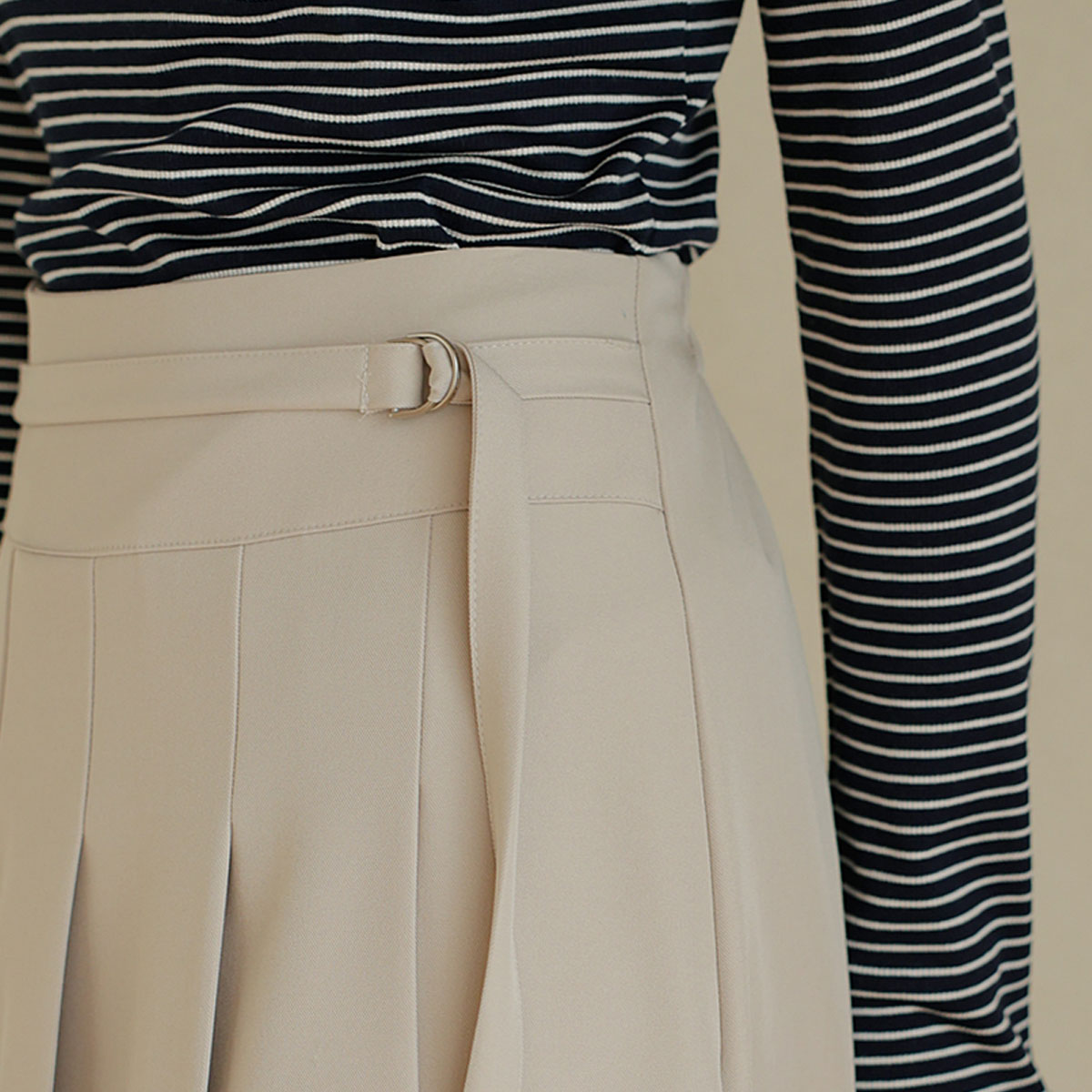 D-ring belt pleated skirt