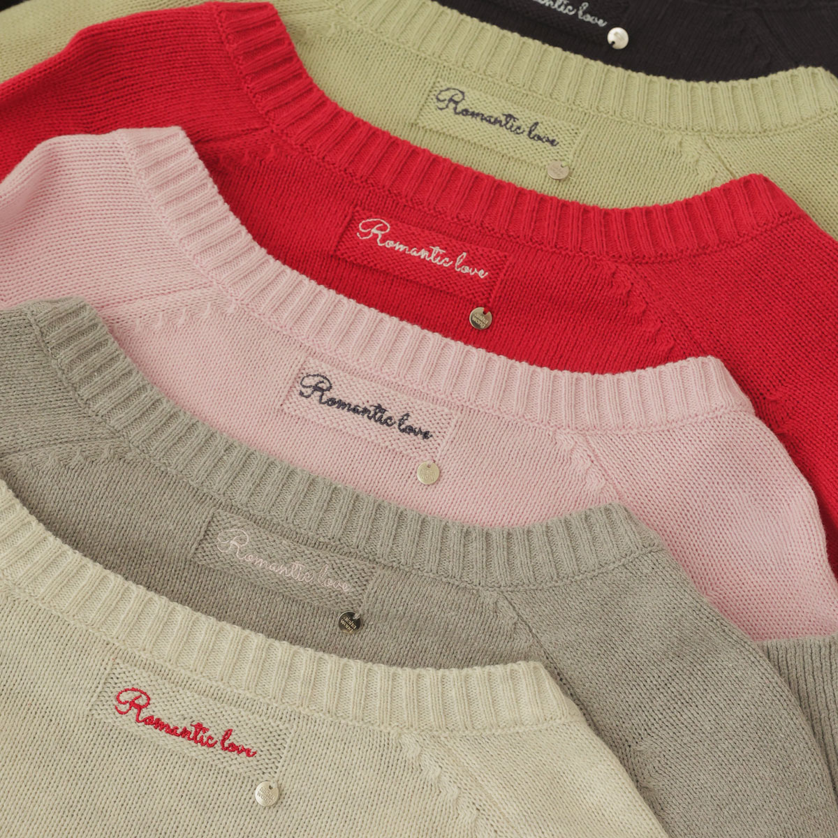 Back lettering key point V-neck knit