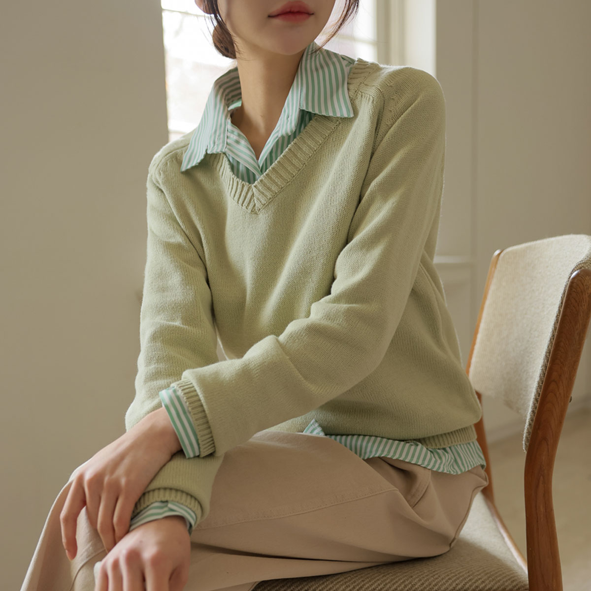 Back lettering key point V-neck knit