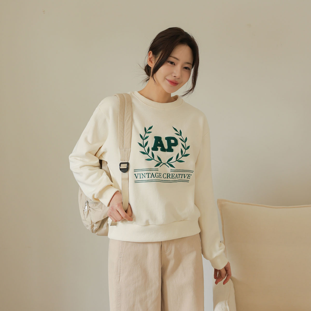 Laurel Buckle Embroidered Man-to-Man