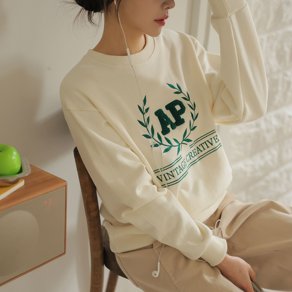 Laurel Buckle Embroidered Man-to-Man