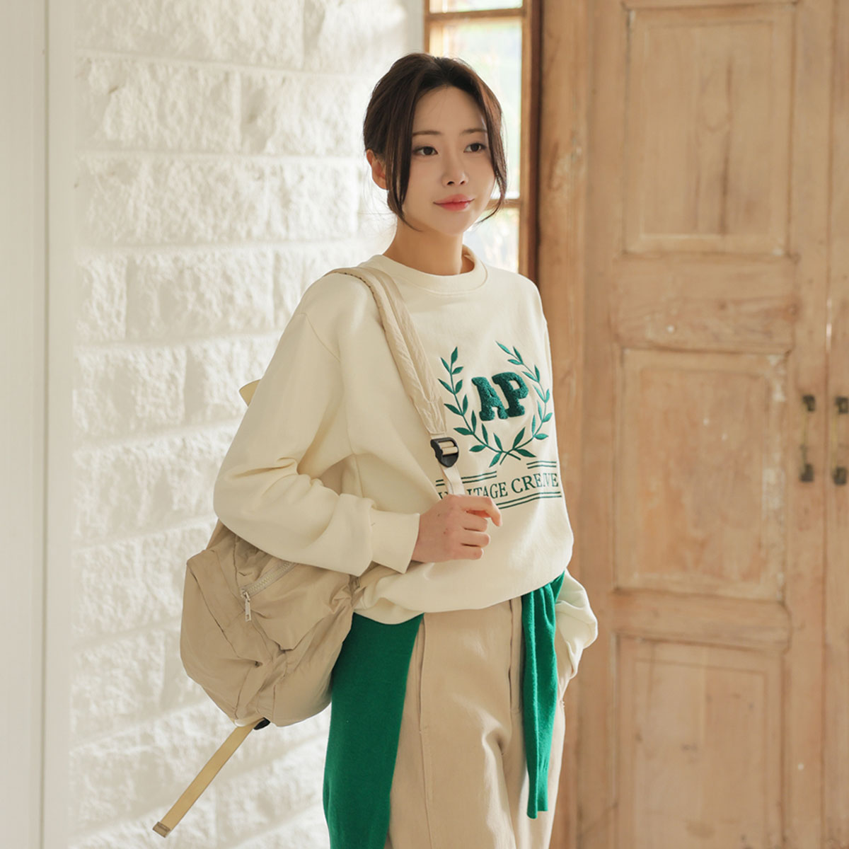 Laurel Buckle Embroidered Man-to-Man