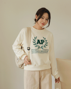 Laurel Buckle Embroidered Man-to-Man