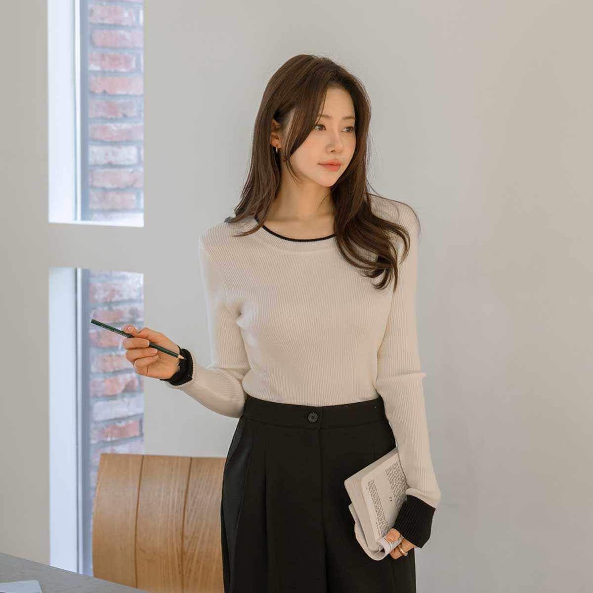 Slim ribbed color knit