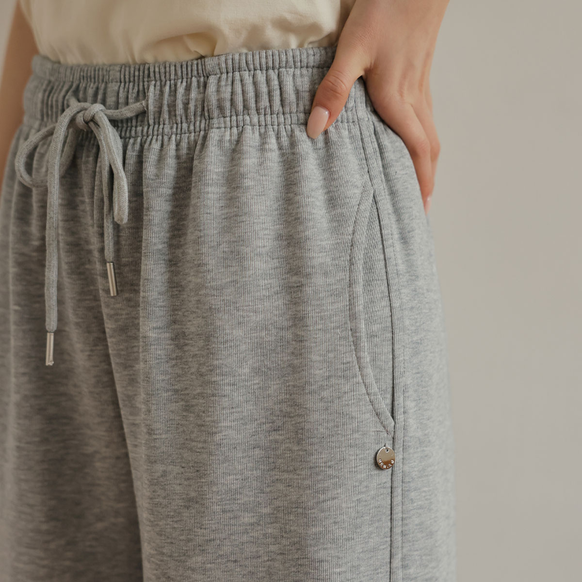 pendant cut-out wide training pants