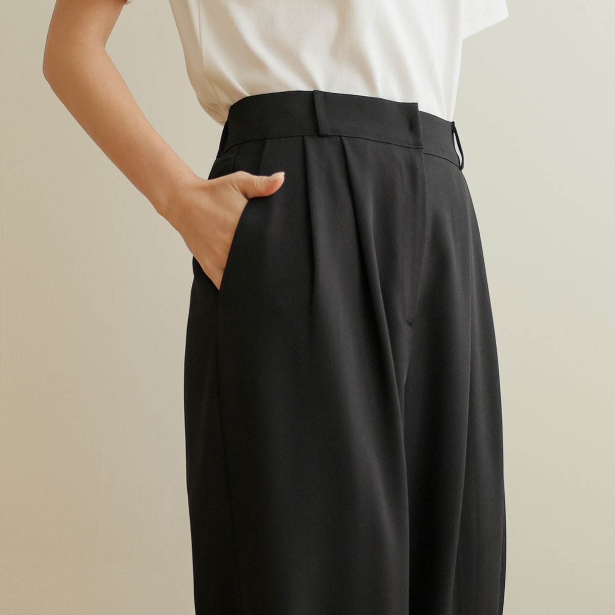 Two-pin tuck Span wide slacks