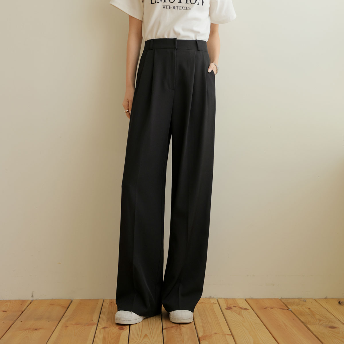 Two-pin tuck Span wide slacks