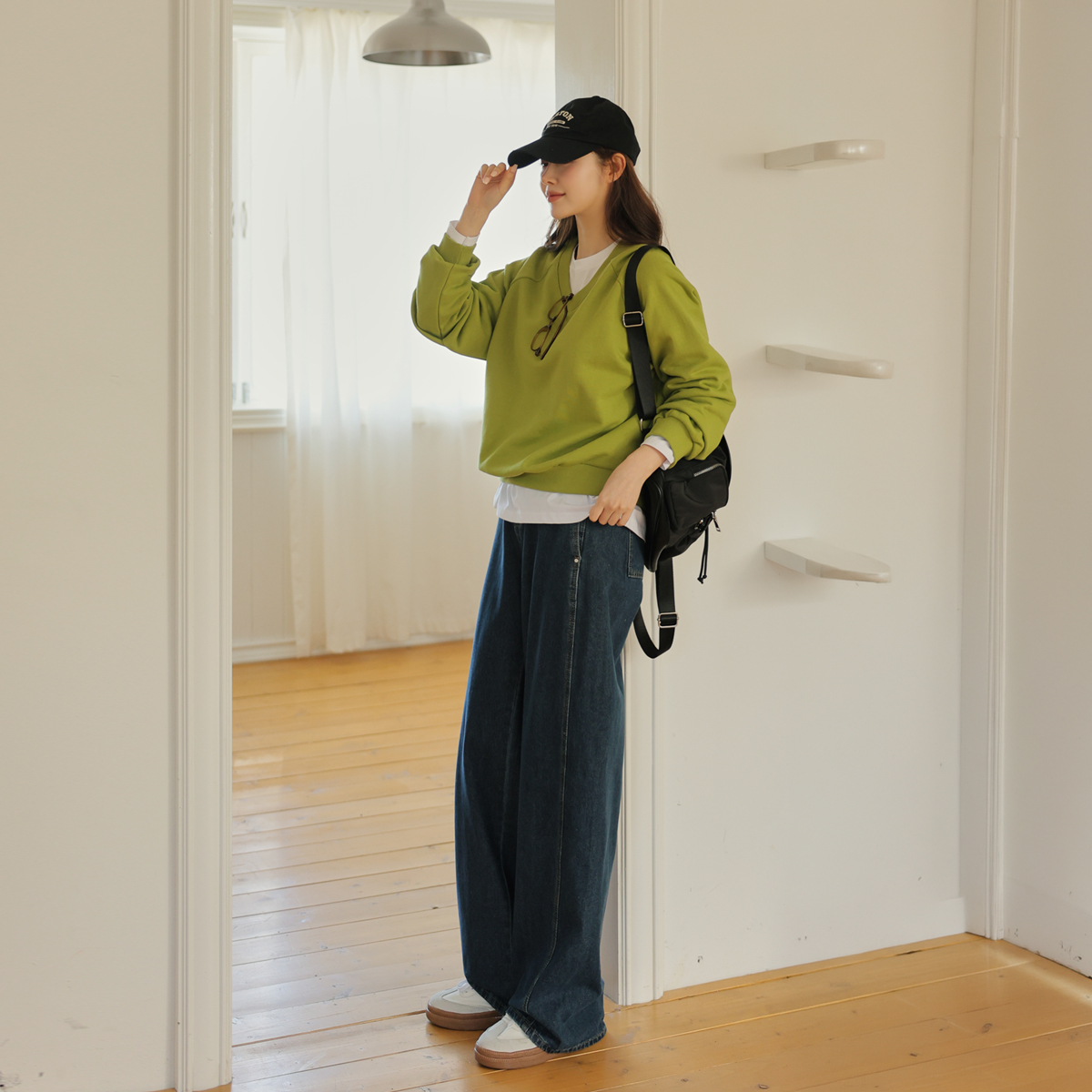 V-neck embroidered nagrang man-to-man