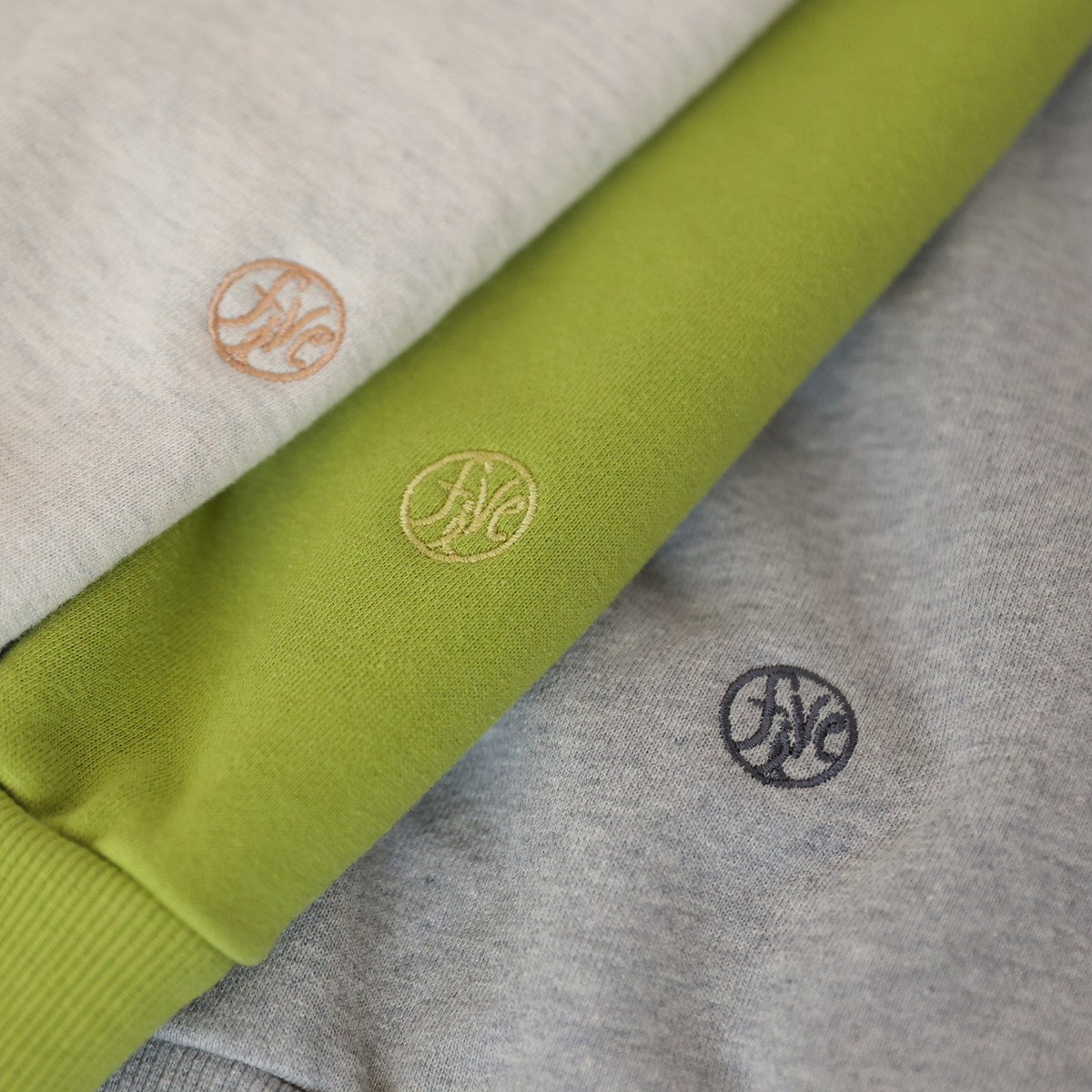 V-neck embroidered nagrang man-to-man