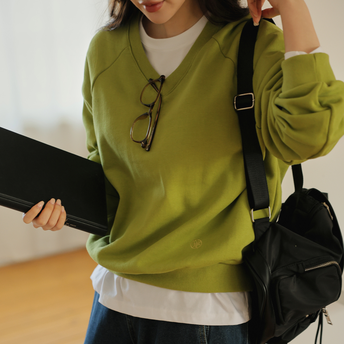 V-neck embroidered nagrang man-to-man