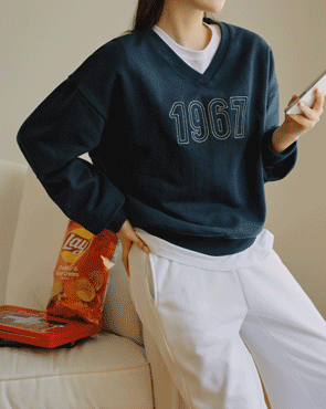 1967 Stitch Embroidery V-Neck Man-to-Man