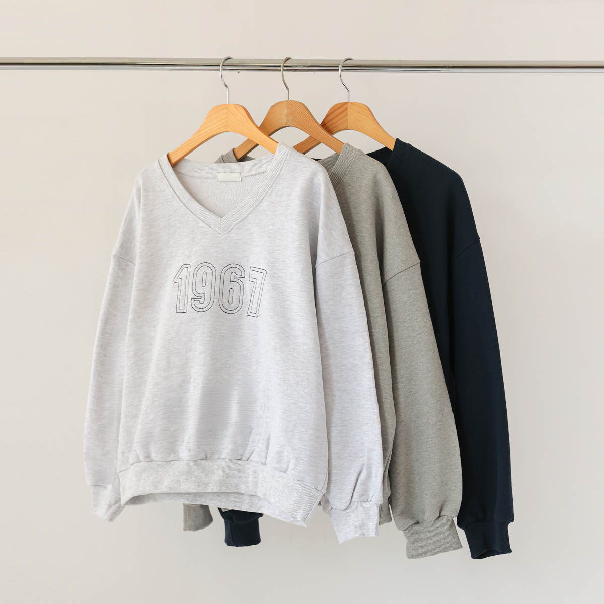 1967 Stitch Embroidery V-Neck Man-to-Man