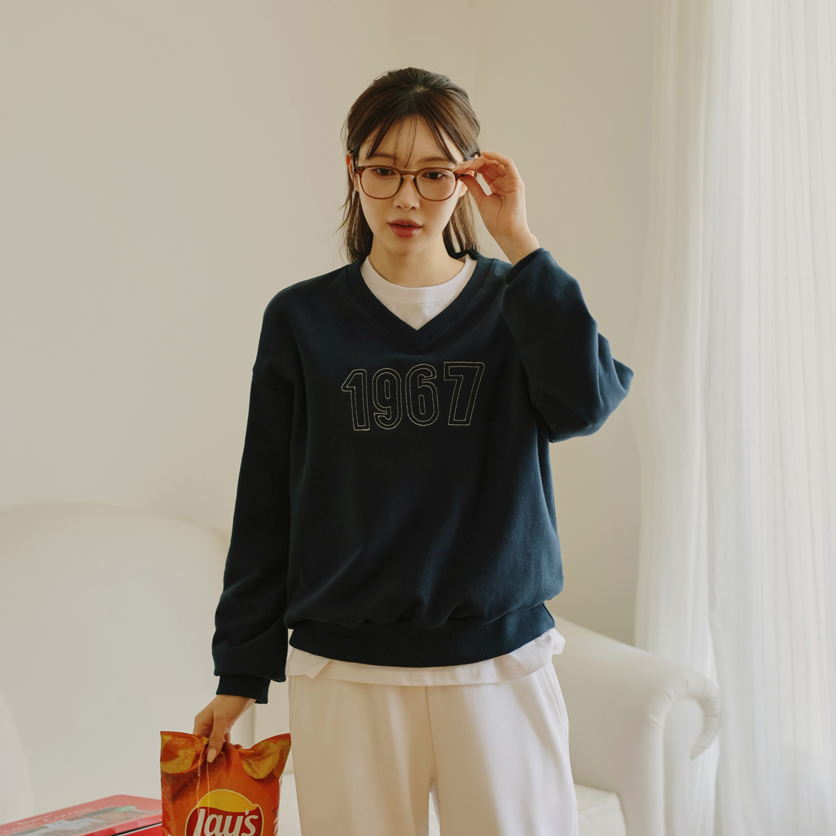 1967 Stitch Embroidery V-Neck Man-to-Man