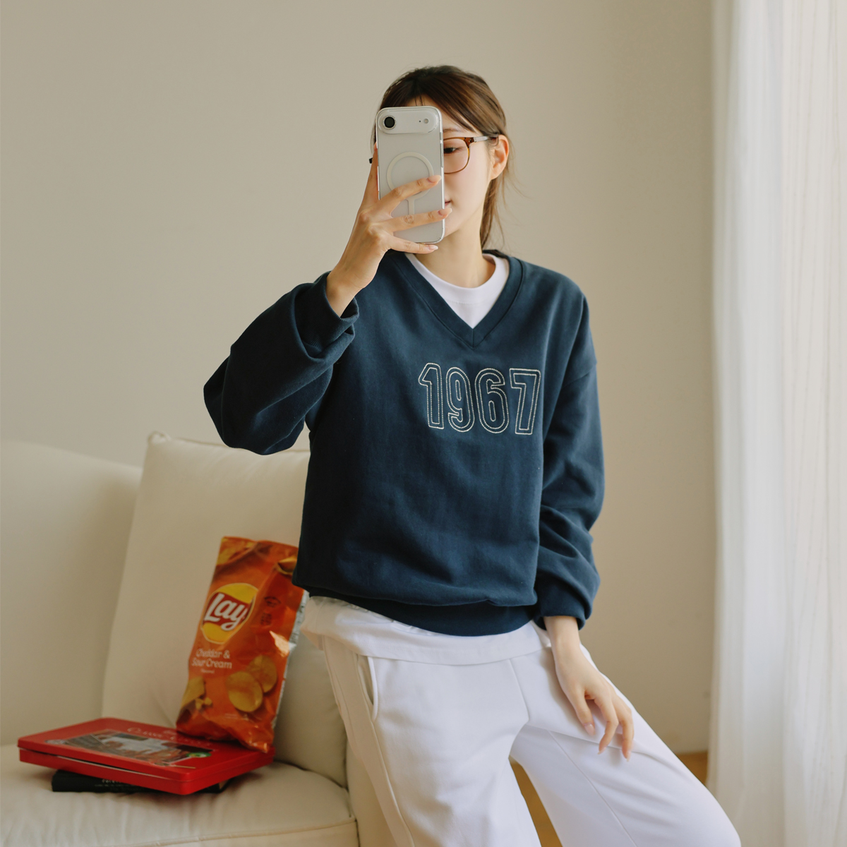 1967 Stitch Embroidery V-Neck Man-to-Man