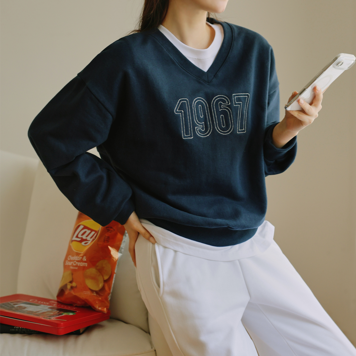 1967 Stitch Embroidery V-Neck Man-to-Man