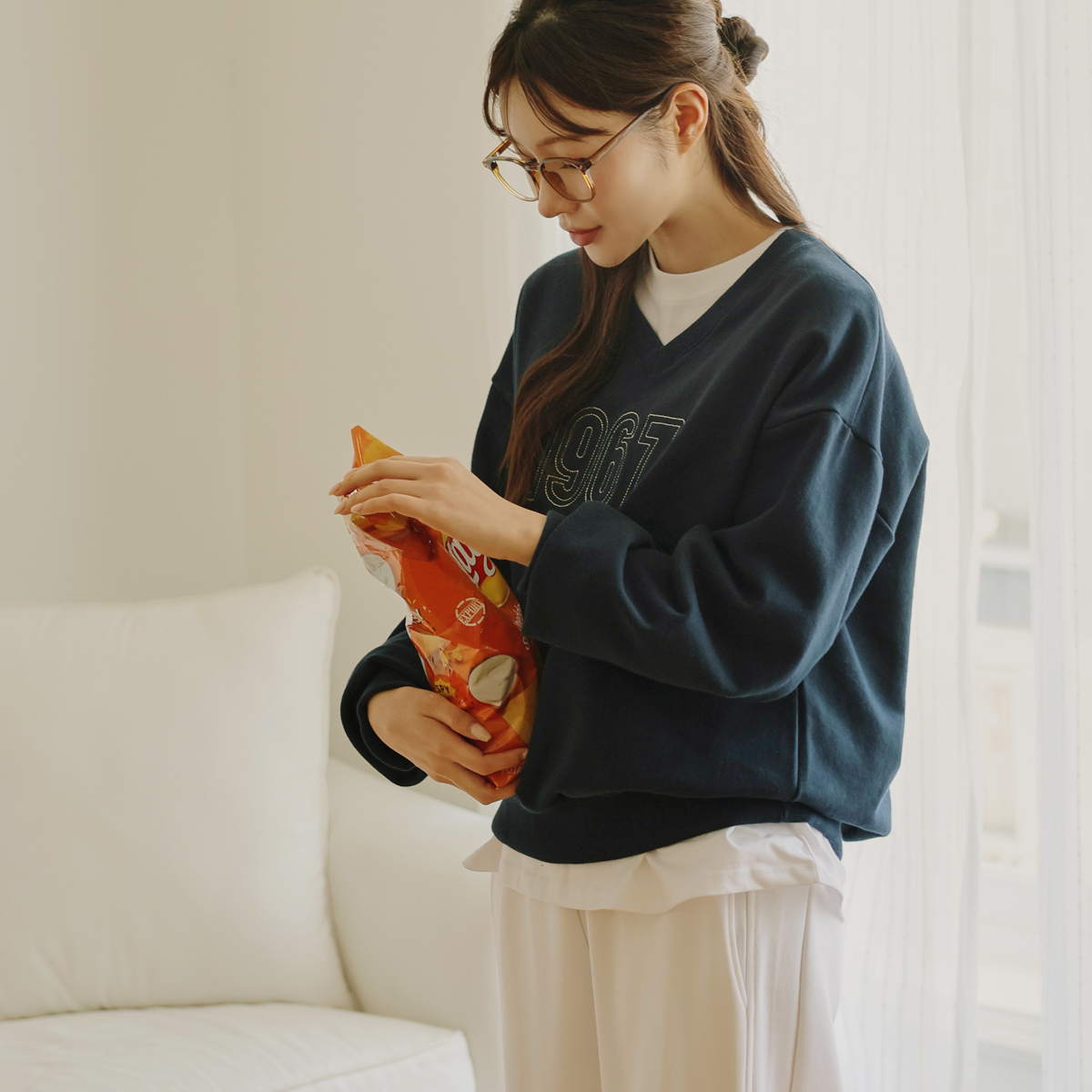 1967 Stitch Embroidery V-Neck Man-to-Man