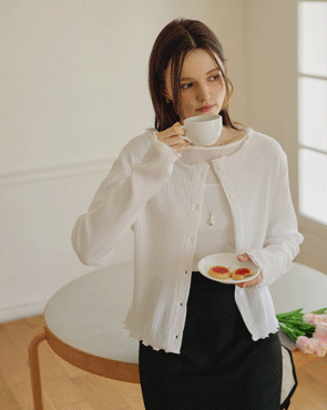 Wavy button pleated tee