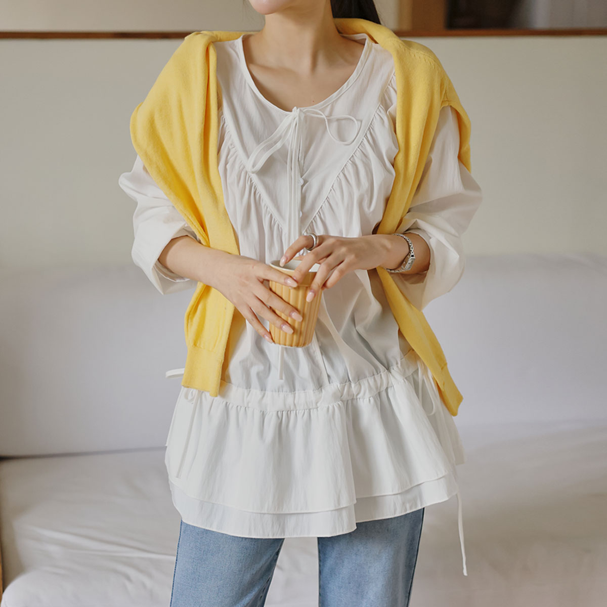 String ribbon hip cover frill blouse