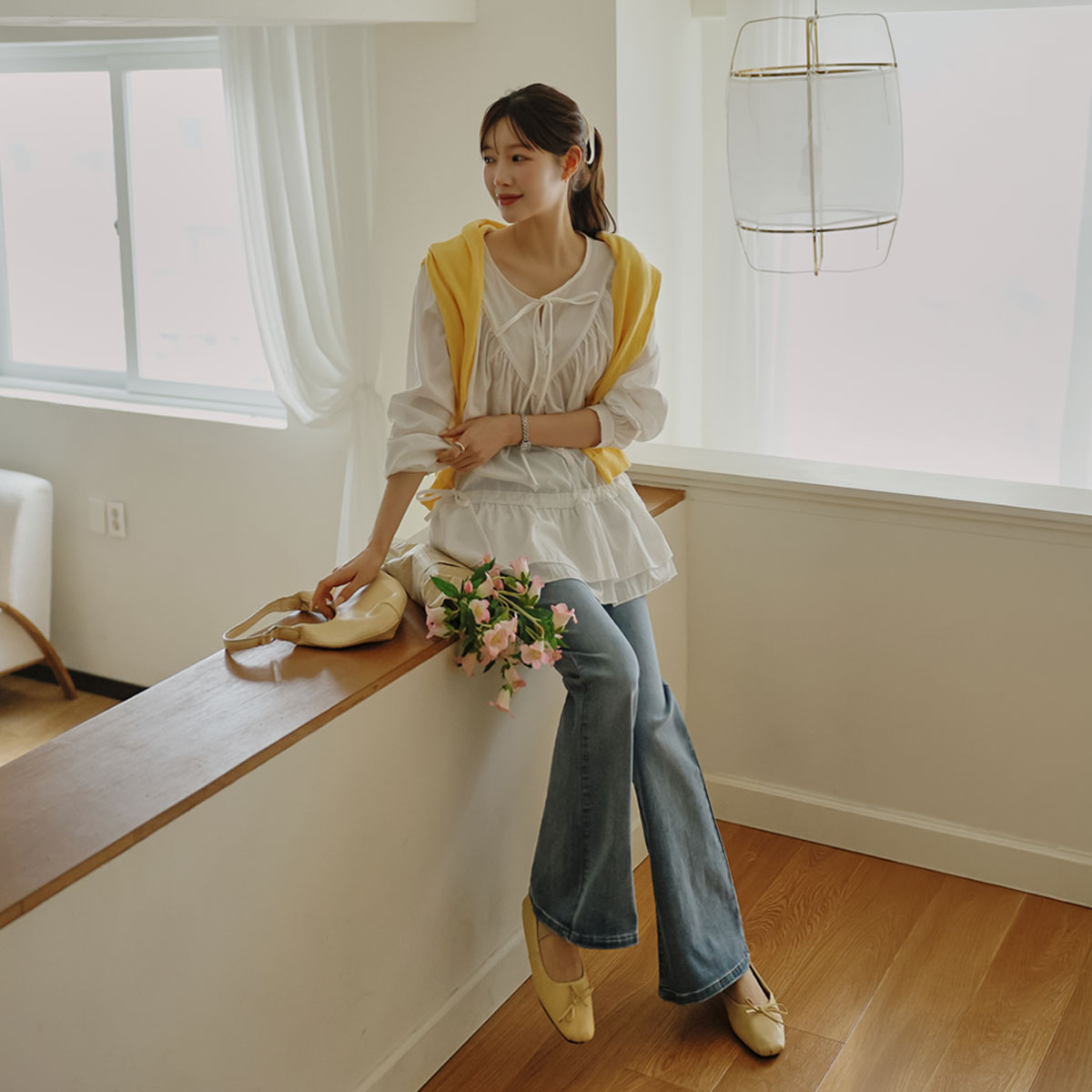 String ribbon hip cover frill blouse