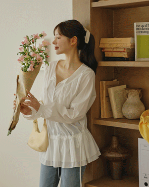 String ribbon hip cover frill blouse