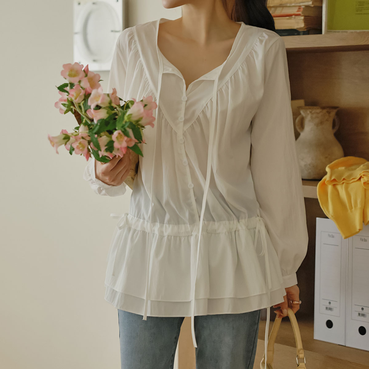 String ribbon hip cover frill blouse