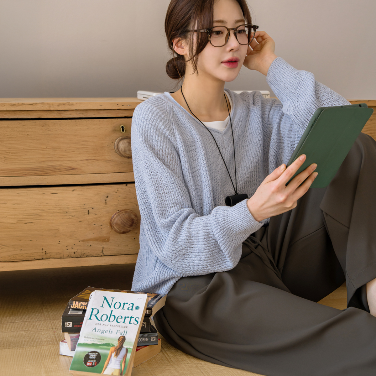 Delicate fit simple V-neck knit