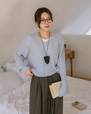 Delicate fit simple V-neck knit
