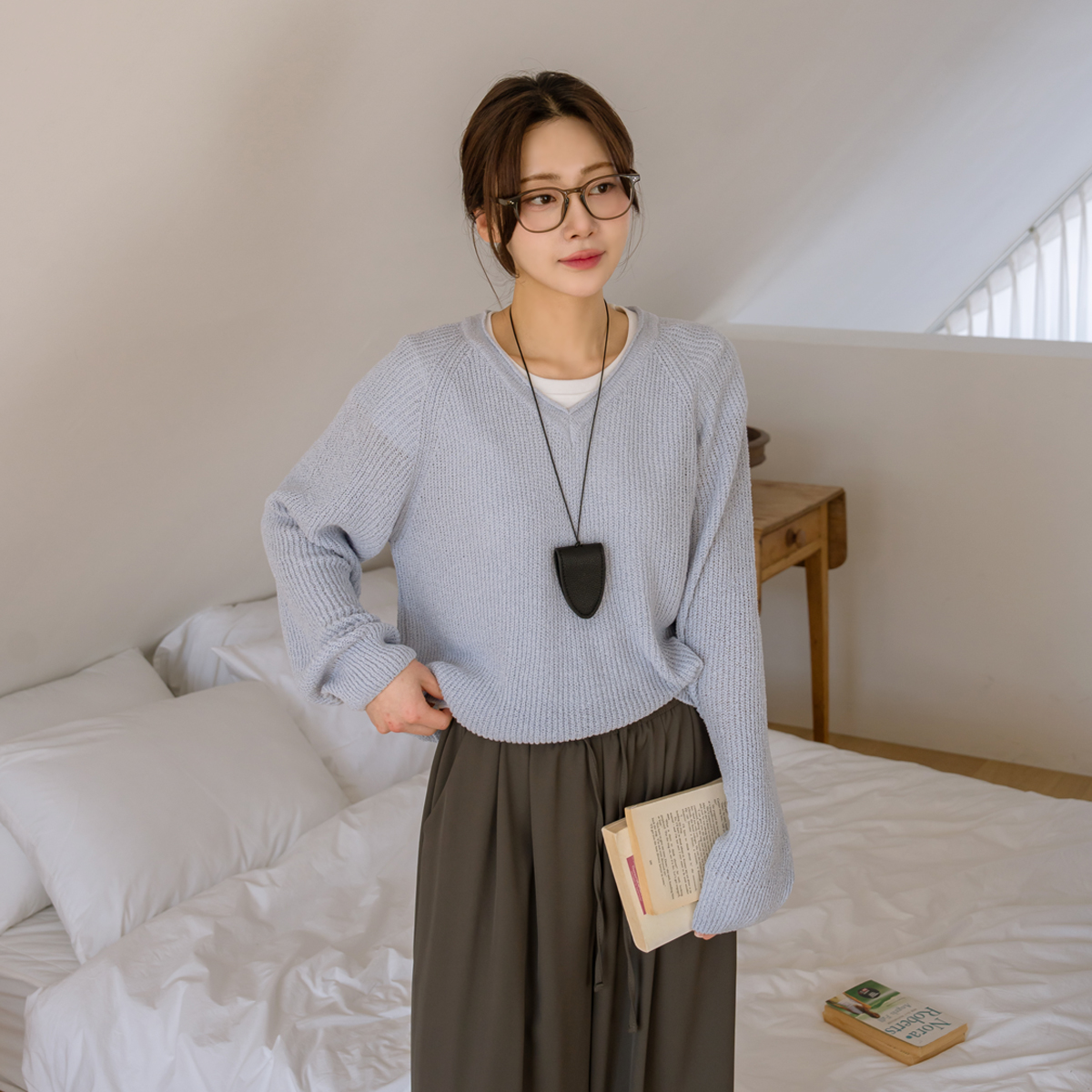 Delicate fit simple V-neck knit