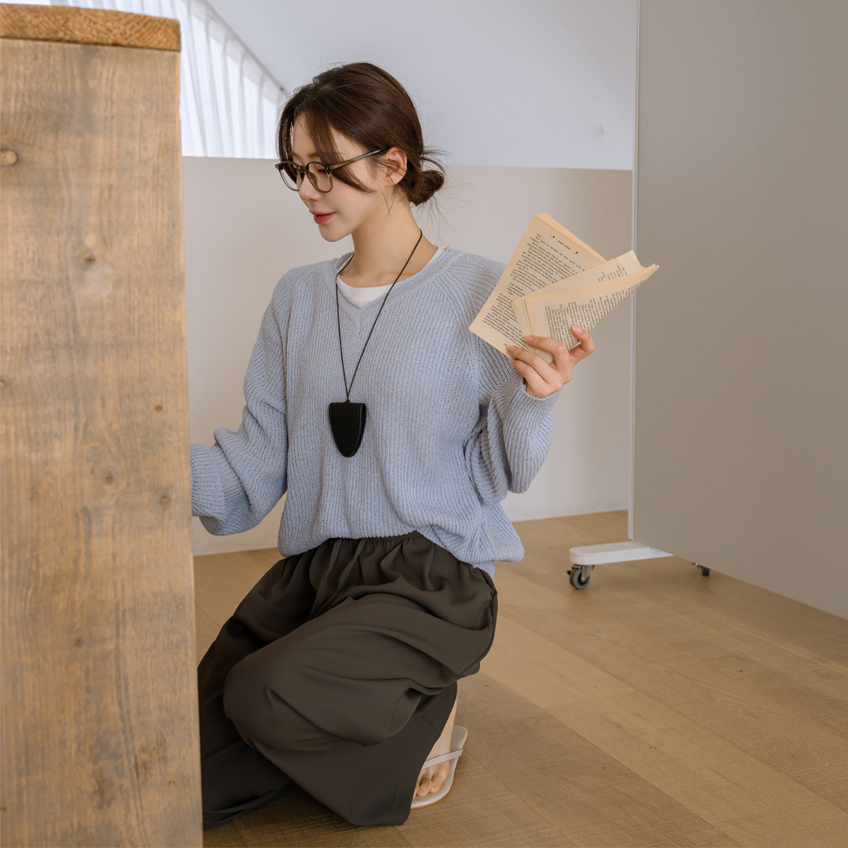 Delicate fit simple V-neck knit