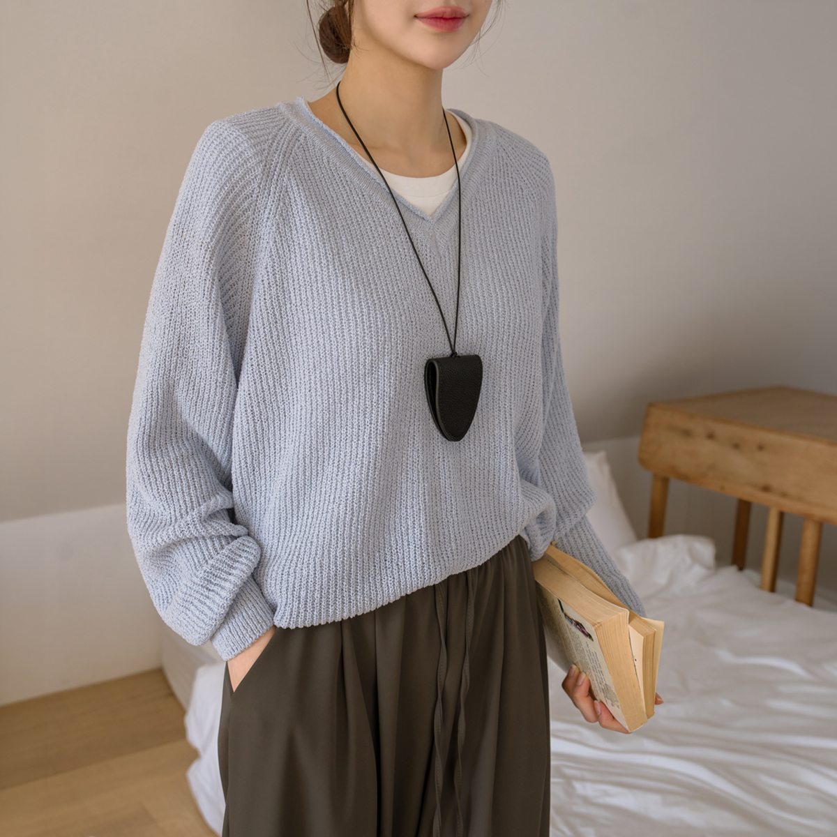 Delicate fit simple V-neck knit