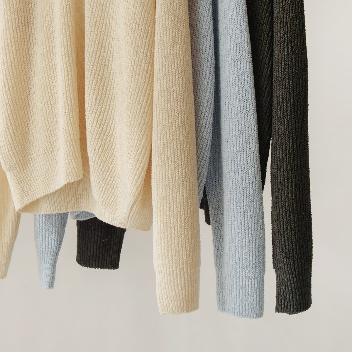 Delicate fit simple V-neck knit