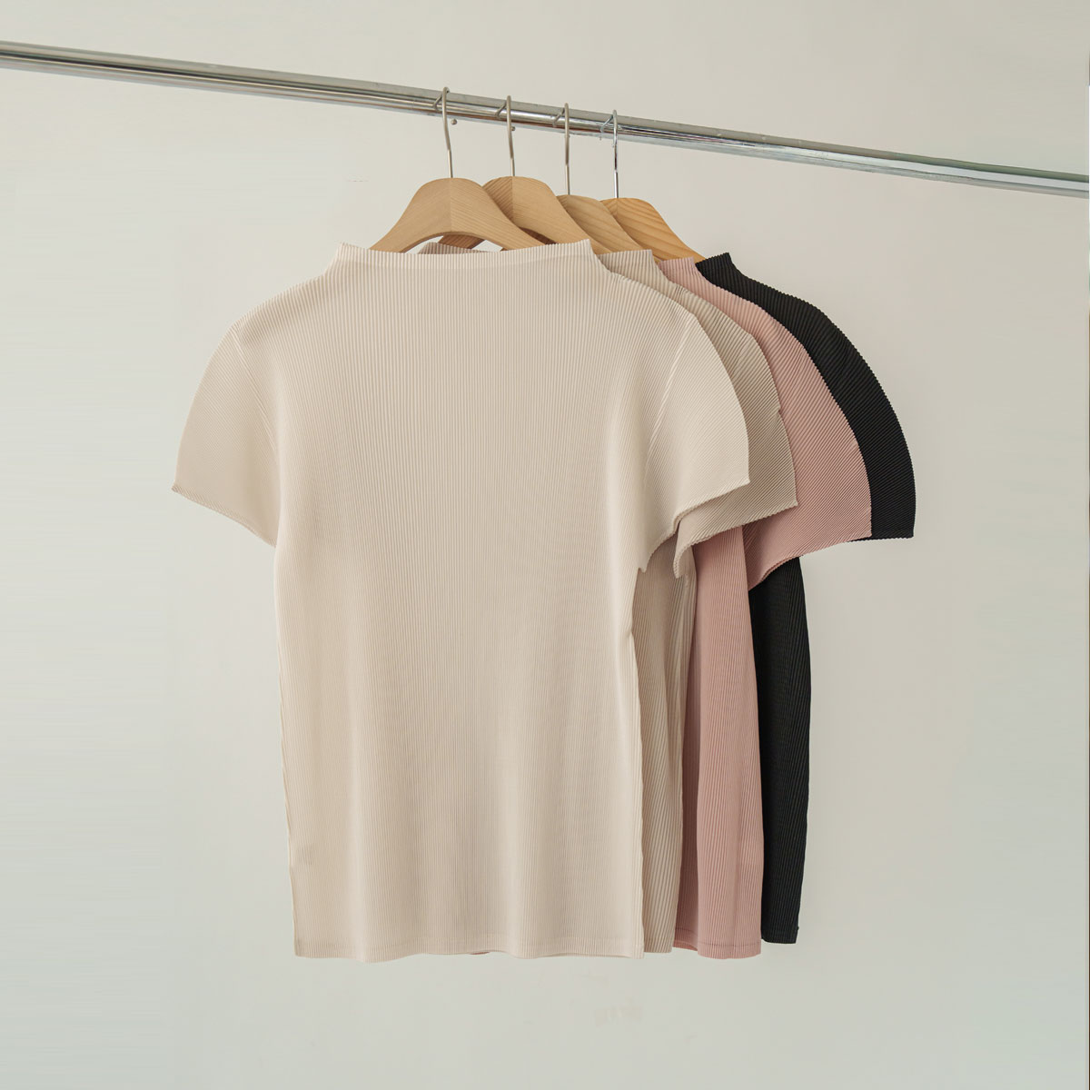 <b>[Made]</b> Charming Pleats Mock Neck Blouse