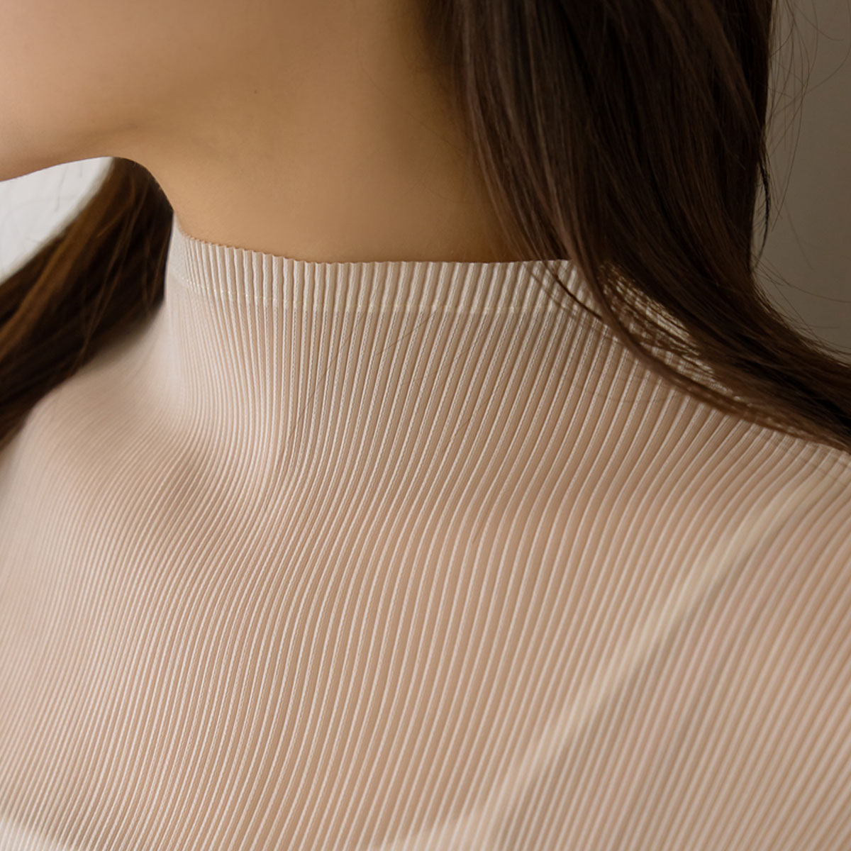 <b>[Made]</b> Charming Pleats Mock Neck Blouse