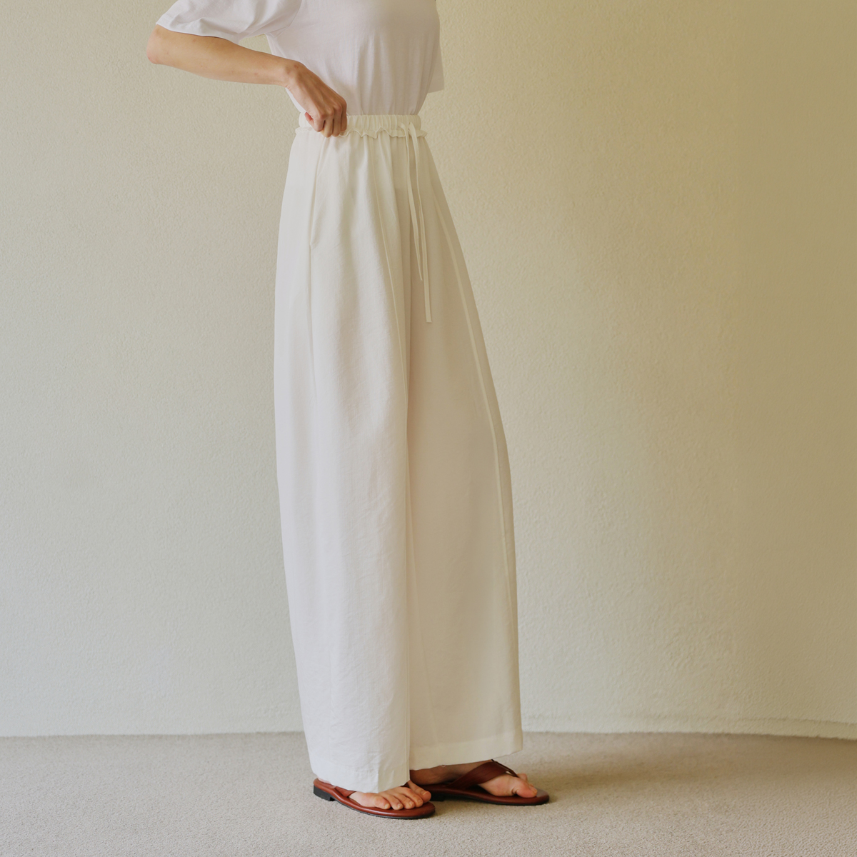 <b>[The Current Trend: Better Fit]</b> Swaying Curved Wide Pants with Cut-out Drawstring